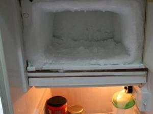 Не морозит верхняя камера холодильника: почему не холодит, а морозилка работает, неисправности Индезит Морозильная камера не морозит